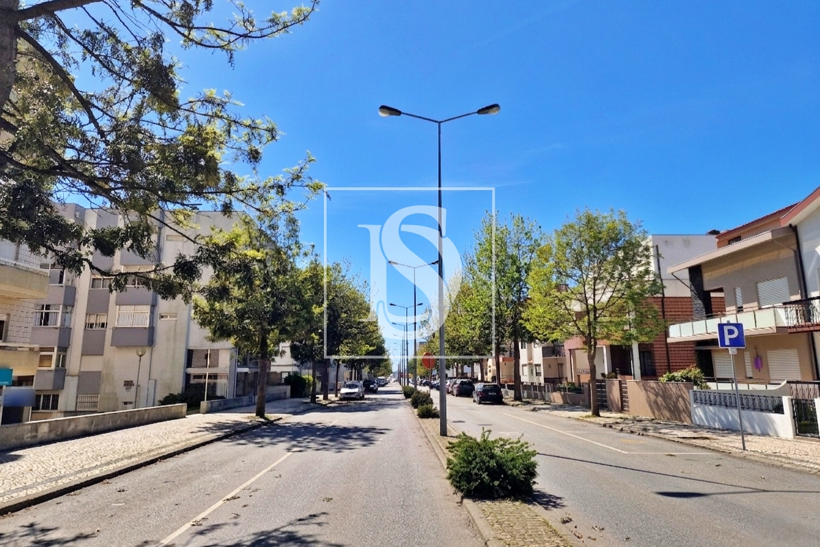 Apartamento T4 localizado na Póvoa de Varzim, a 600 metros da praia.