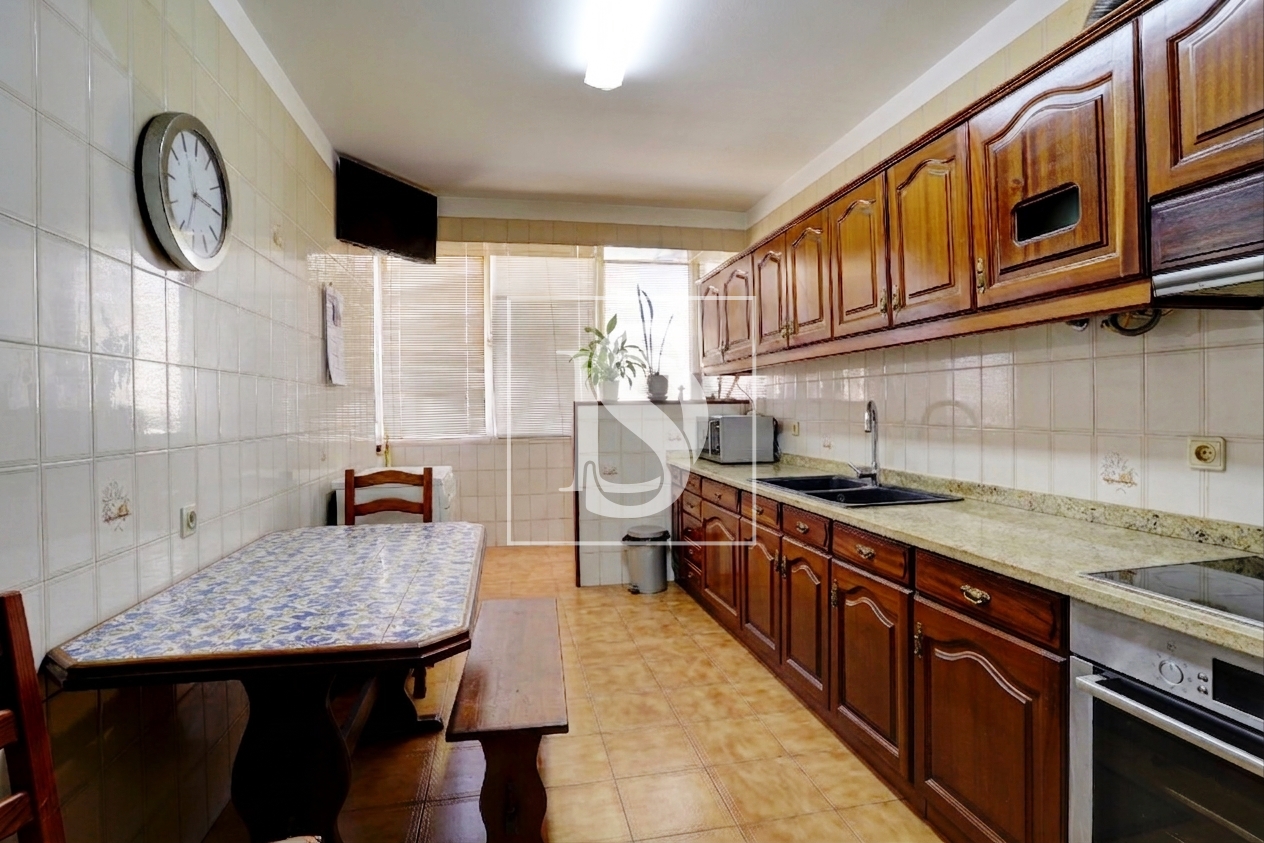 Apartamento T4 localizado na Póvoa de Varzim, a 600 metros da praia.