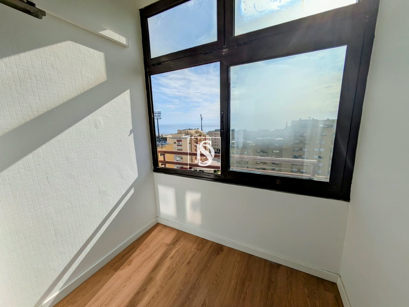 T1 Renovado a 70m da Praia com Vista Mar | Garagem fechada e AC
